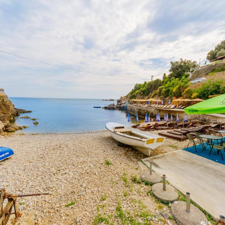 Teuta Apartments - Dvokrevetna Soba sa Bračnim Krevetom sa Balkonom i Pogledom na More - 8