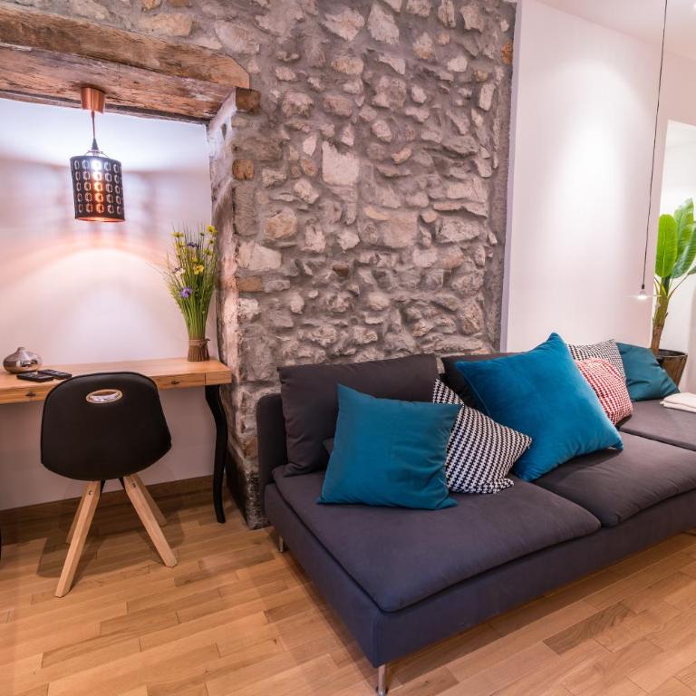 Le Balcon de la Vieille Ville Annecy - Deluxe Apartment with Balcony - 12