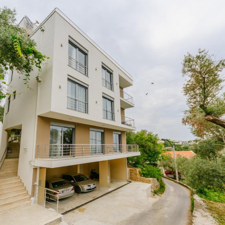 Teuta Apartments - Dvokrevetna Soba sa Bračnim Krevetom sa Balkonom i Pogledom na More - 3
