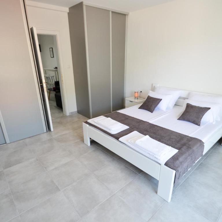Bay View Apartments - Apartment with Sea View - 20
