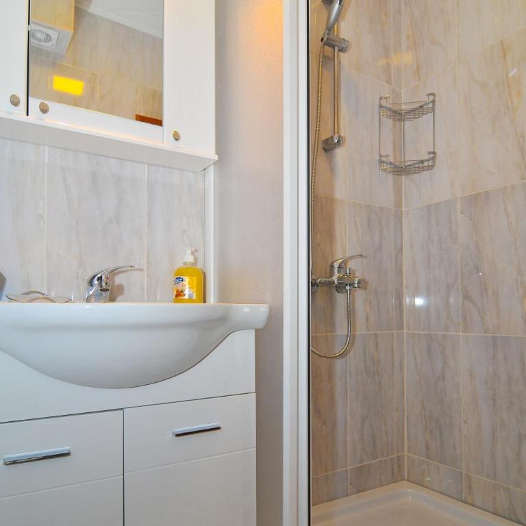 Apartments Mira - One-Bedroom Apartment - 8