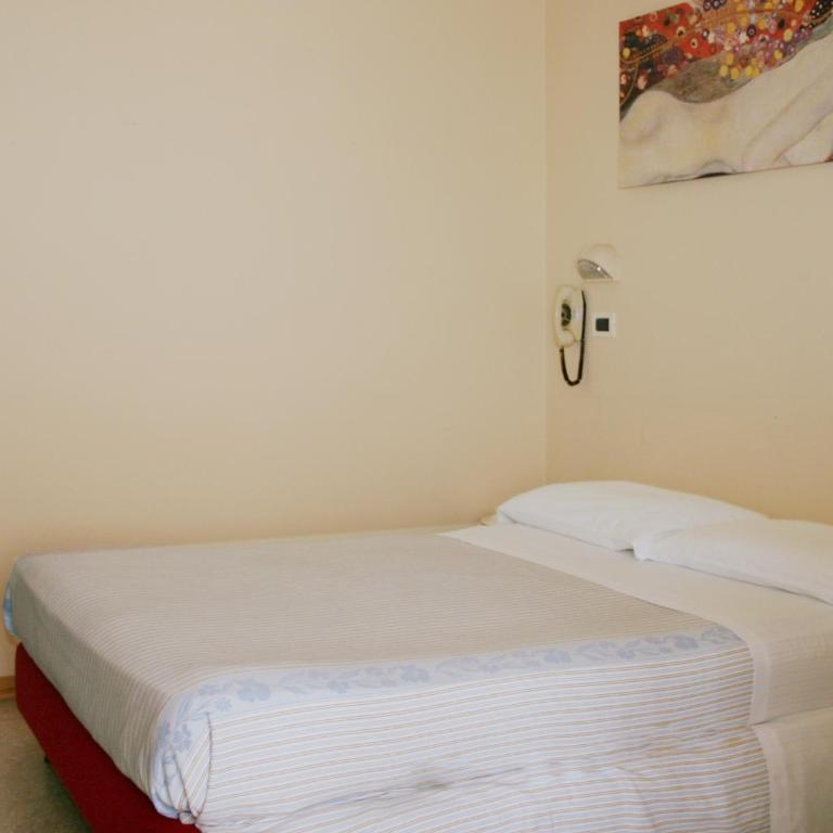Hotel Jolie - Double Room with French Bed - 5