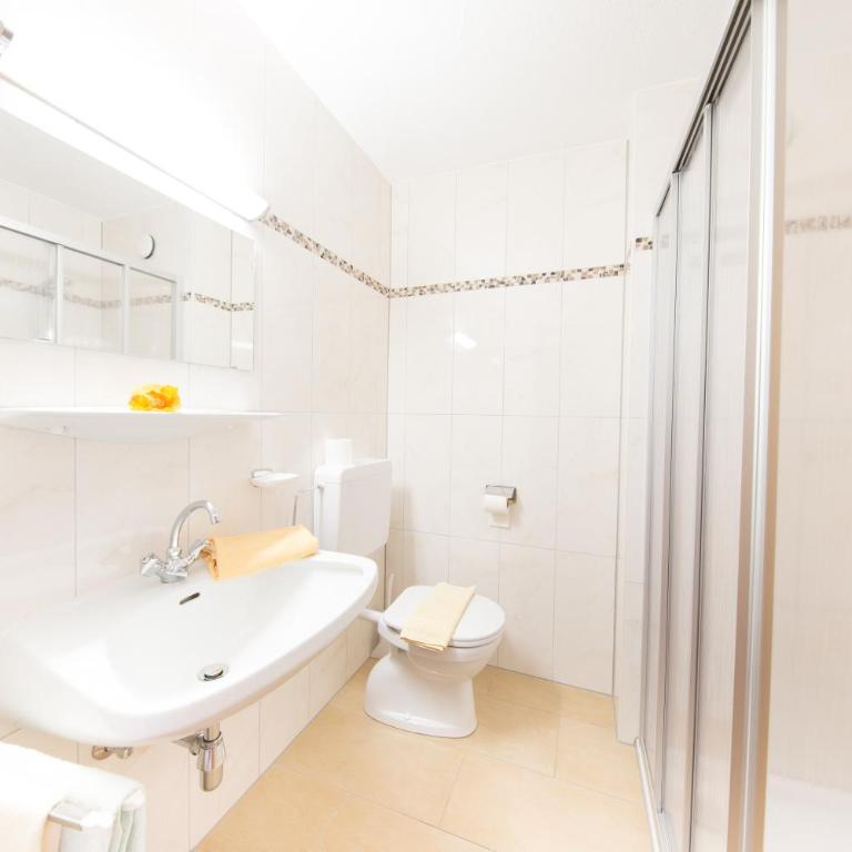 Pension Charly - Doppelzimmer mit Balkon - 2