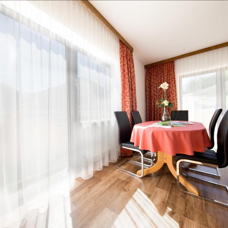 Pension Charly - Doppelzimmer mit Balkon - 4