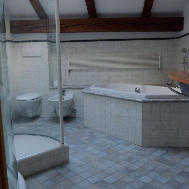 Al Trifoglio - Camera Matrimoniale/Doppia con Letti Singoli con Bagno Privato - 3