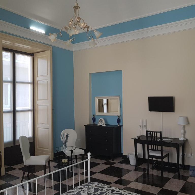 Central Suites Catania - Queen Room with Balcony - 11