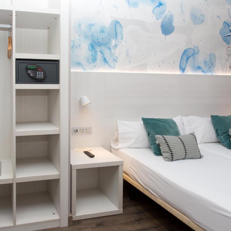 Hostal Operaramblas - Superior Double or Twin Room - 6