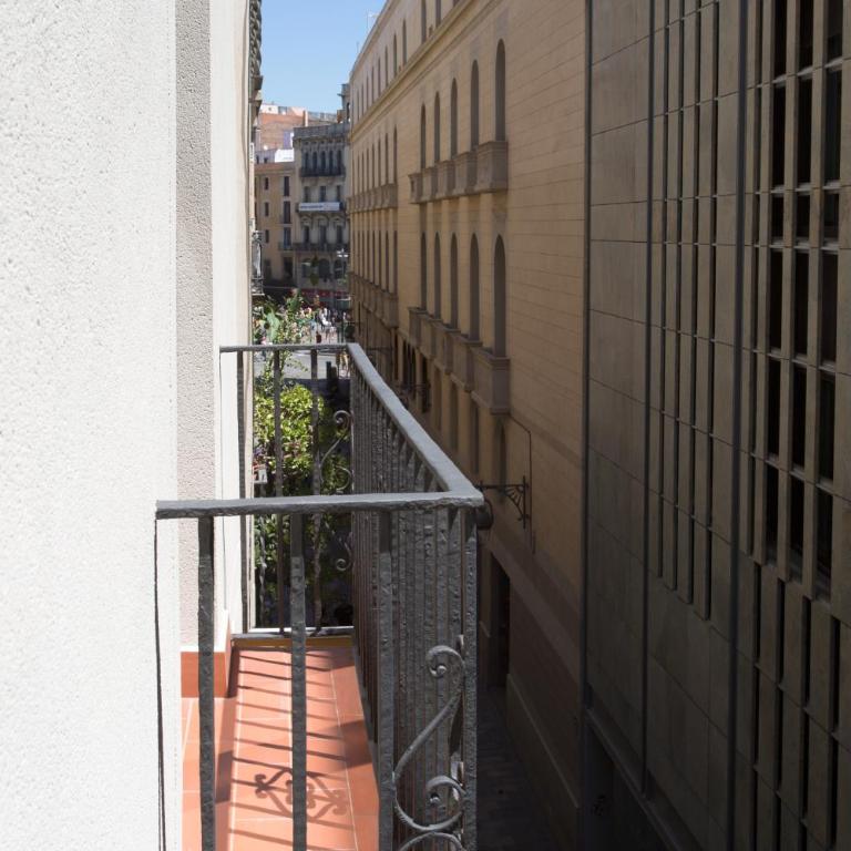 Hostal Operaramblas - Superior Double or Twin Room with Balcony - 1