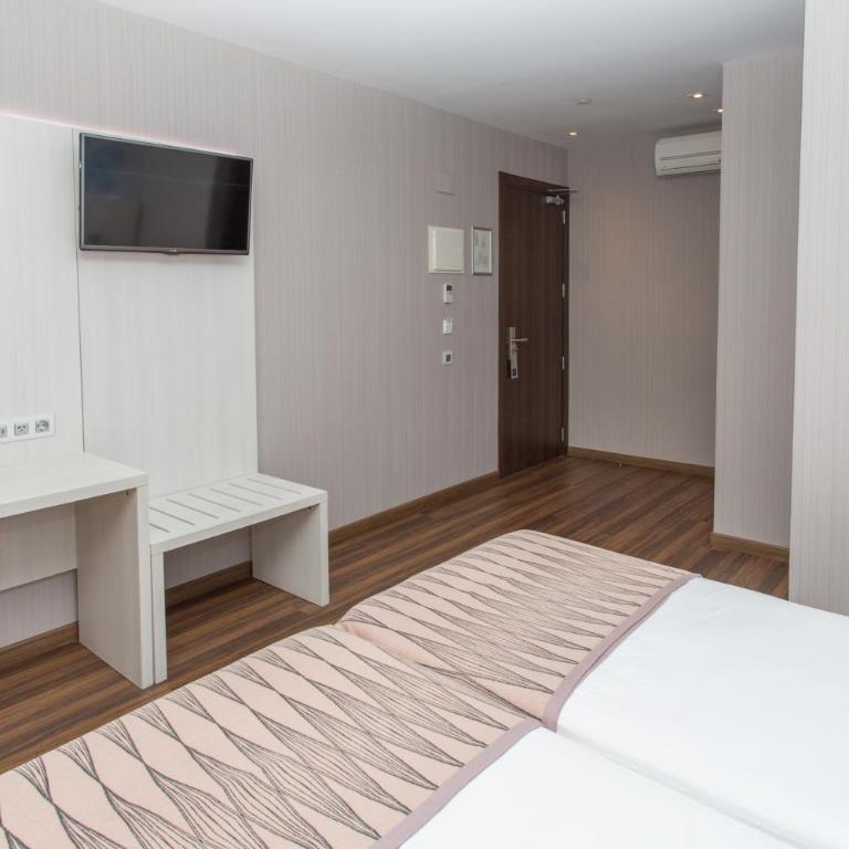 Hostal Operaramblas - Superior Double or Twin Room with Balcony - 7