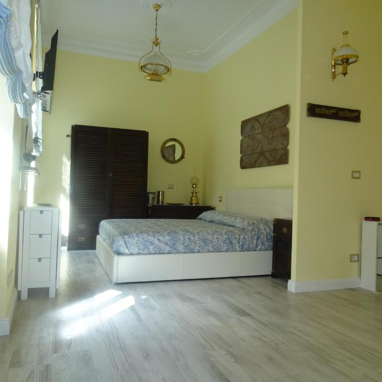Suites Margot - Camera Tripla con Bagno Privato - 5