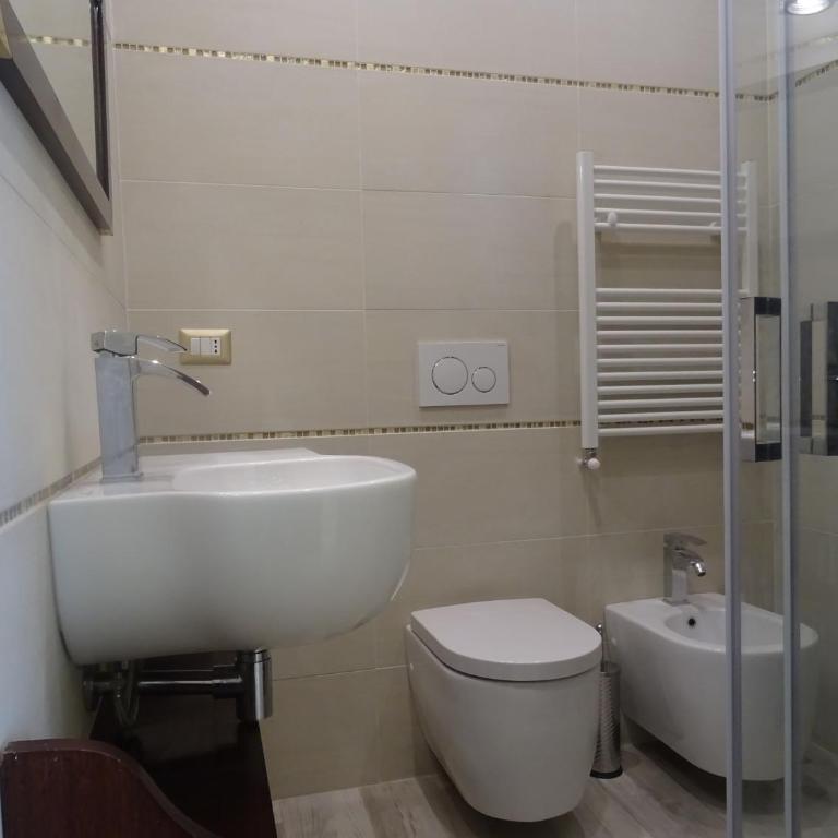 Suites Margot - Camera Tripla con Bagno Privato - 8