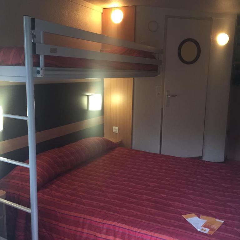 Premiere Classe Grenoble Sud - Gieres Universite - Chambre Triple (1 Lit Double et 1 Lit Simple) - 2