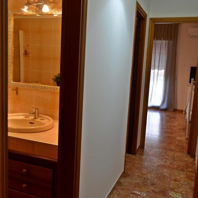 Bed & Breakfast Fontanarossa Airport -Private Parking- - Triple Room with Balcony - 9