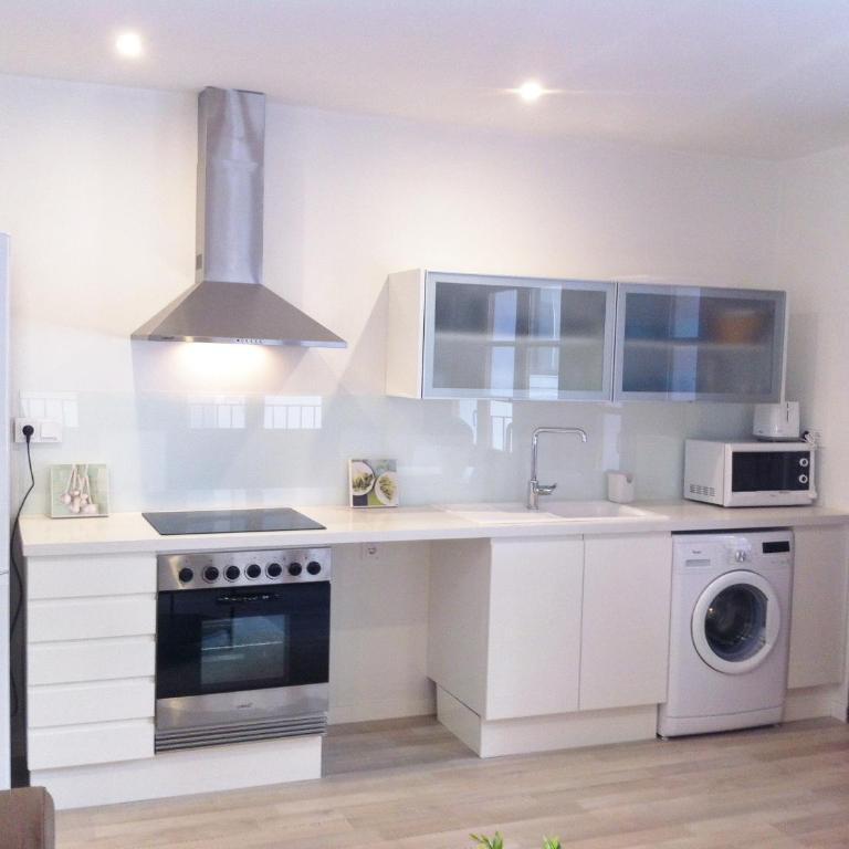 Superb Central Market Apt - Two-Bedroom Apartment with Balcony - 3