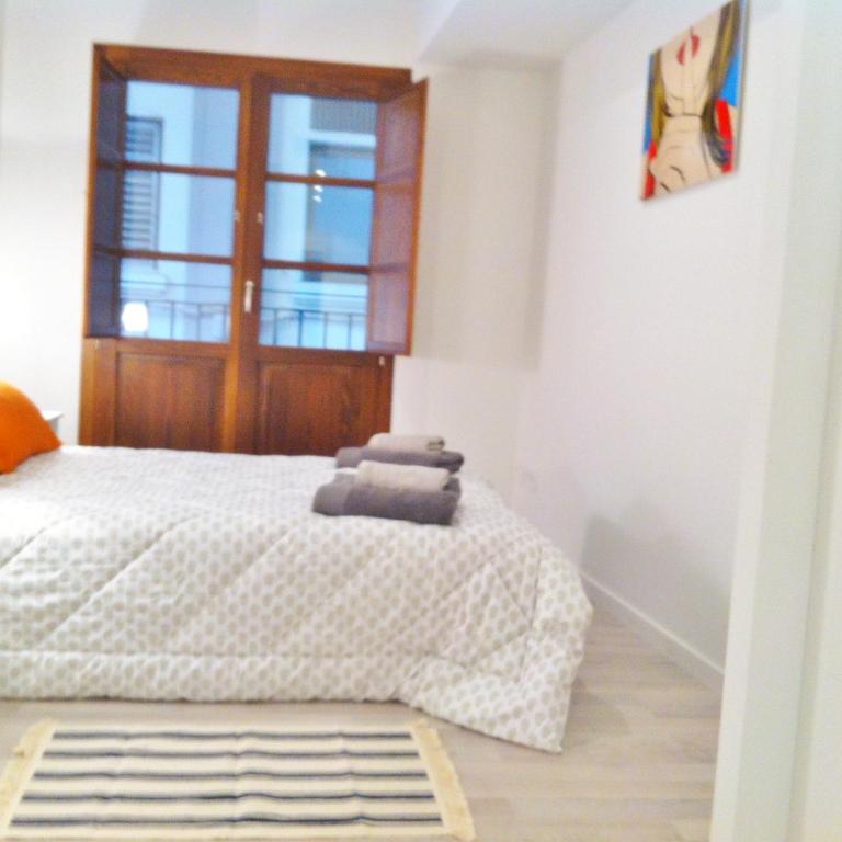 Superb Central Market Apt - Two-Bedroom Apartment with Balcony - 10
