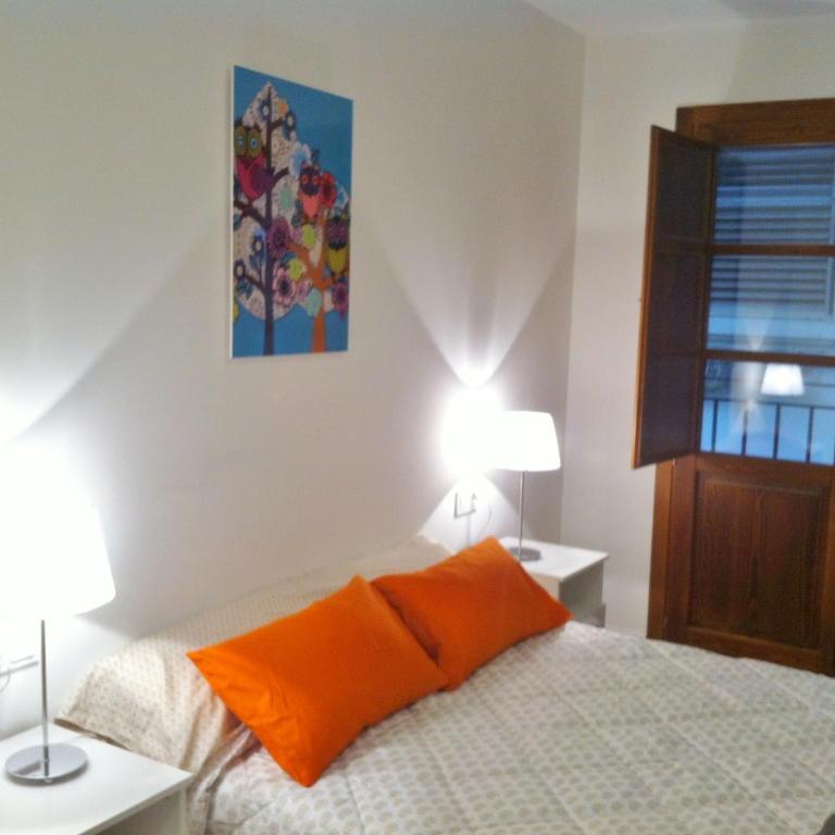 Superb Central Market Apt - Two-Bedroom Apartment with Balcony - 11