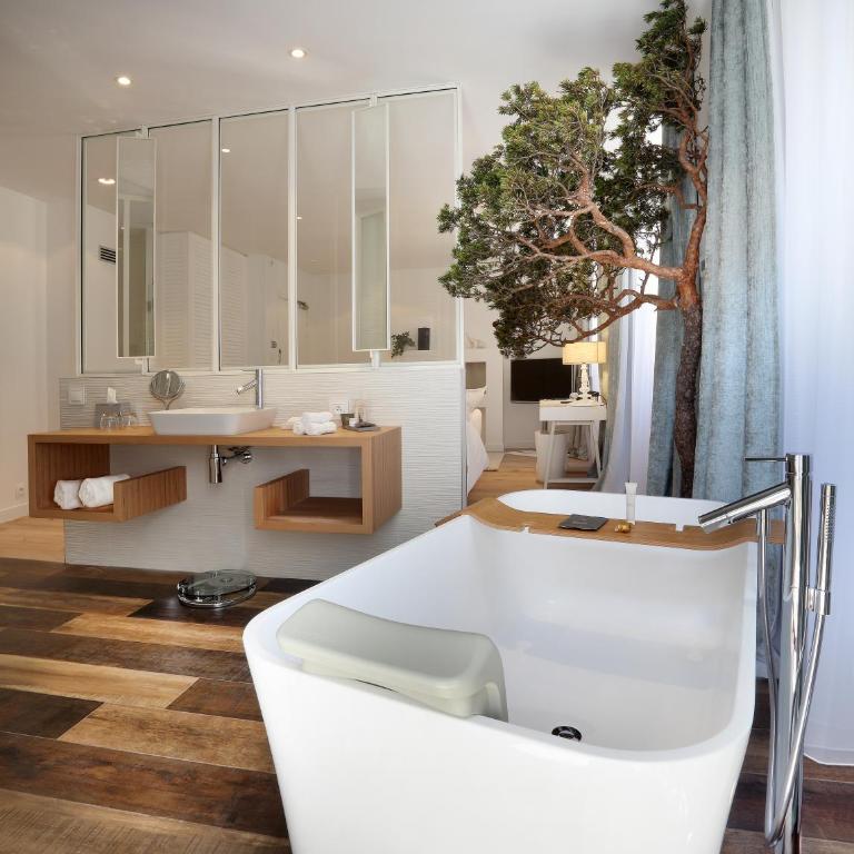 Petit Hôtel Confidentiel - Executive Suite with Balcony - 2