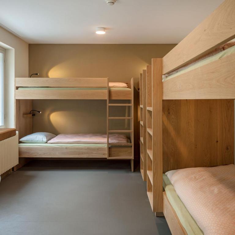 Crans-Montana Youth Hostel - Bett im gemischten 6-Bett-Schlafsaal - Gemeinschaftsbad - 3