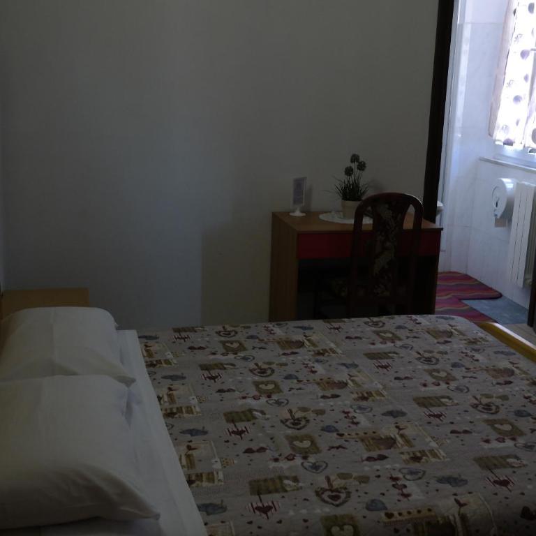 Hotel Houston Livorno - Struttura Esclusivamente Turistica - Not for Business or Workers - Camera Matrimoniale con Bagno Privato - 3