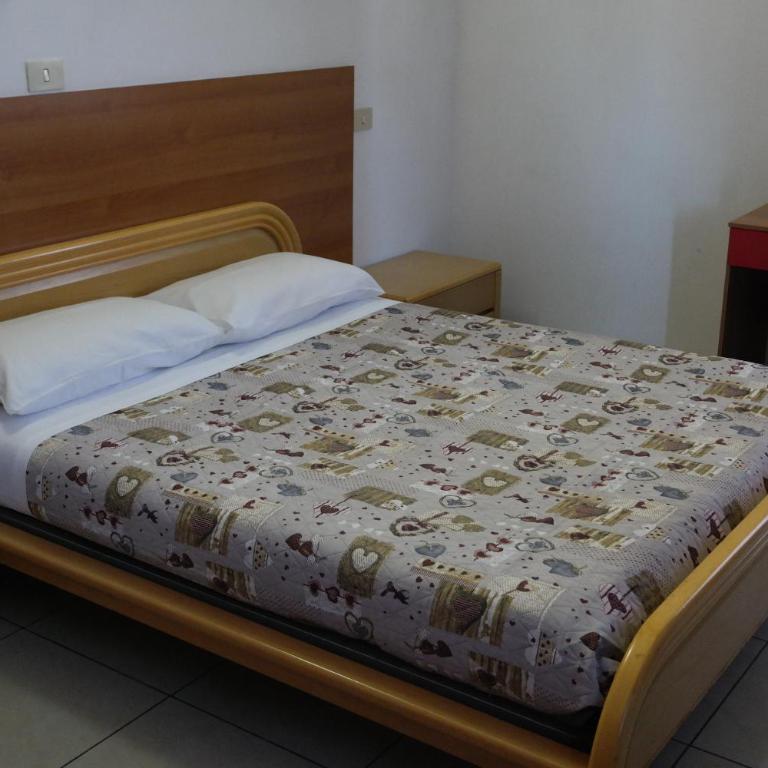 Hotel Houston Livorno - Struttura Esclusivamente Turistica - Not for Business or Workers - Camera Matrimoniale con Bagno Privato - 1