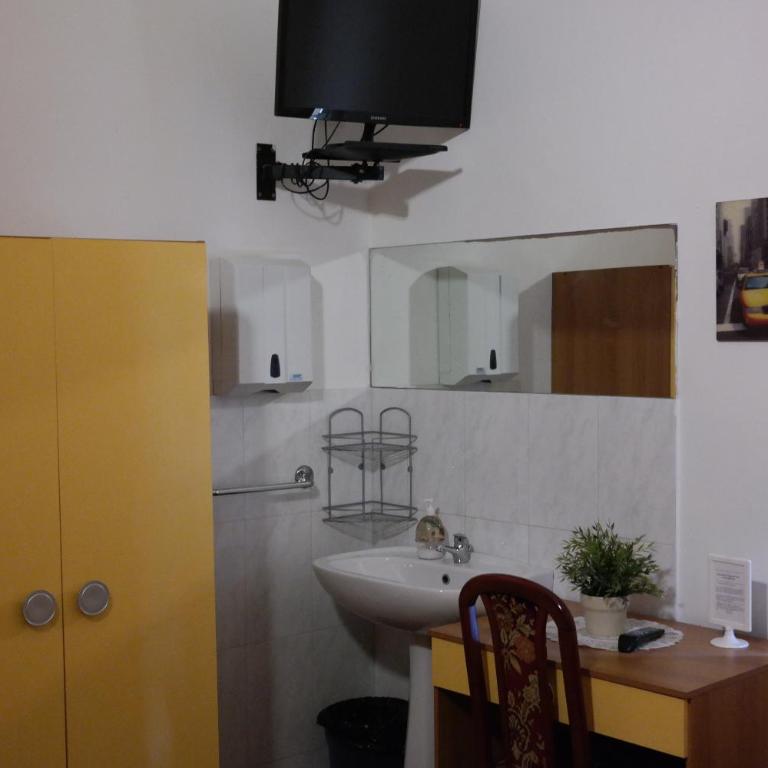 Hotel Houston Livorno - Struttura Esclusivamente Turistica - Not for Business or Workers - Camera Matrimoniale con Bagno in Comune - 17