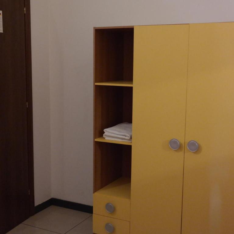 Hotel Houston Livorno - Struttura Esclusivamente Turistica - Not for Business or Workers - Camera Matrimoniale con Bagno in Comune - 15