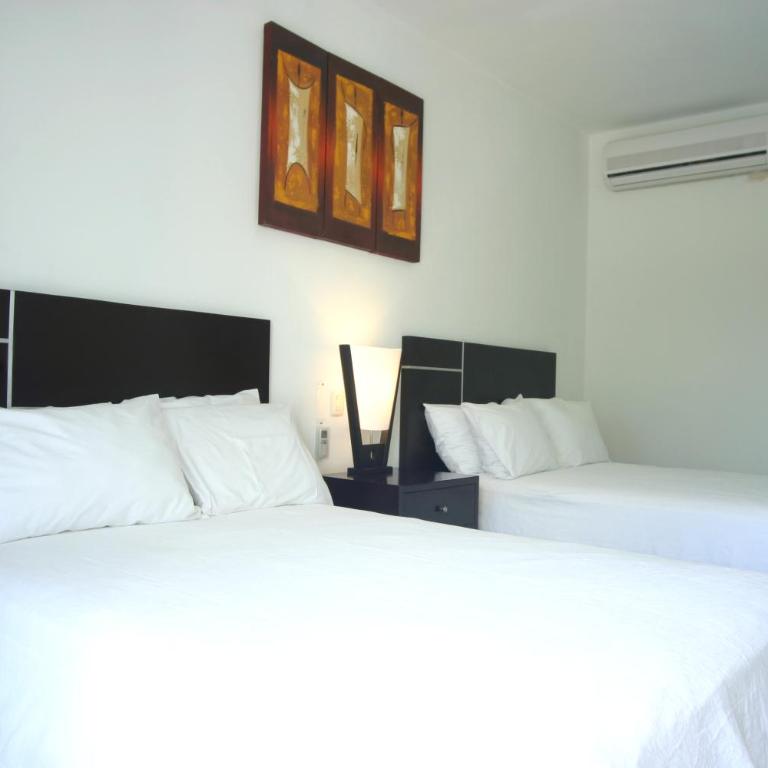 Hotel Holly - Superior with Two Double Beds and Fridge - 10