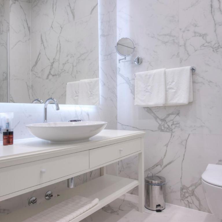 Hotel Majestic - Dvokrevetna Soba s Bračnim Krevetom/2 Zasebna Kreveta i Pogledom na Grad - 6