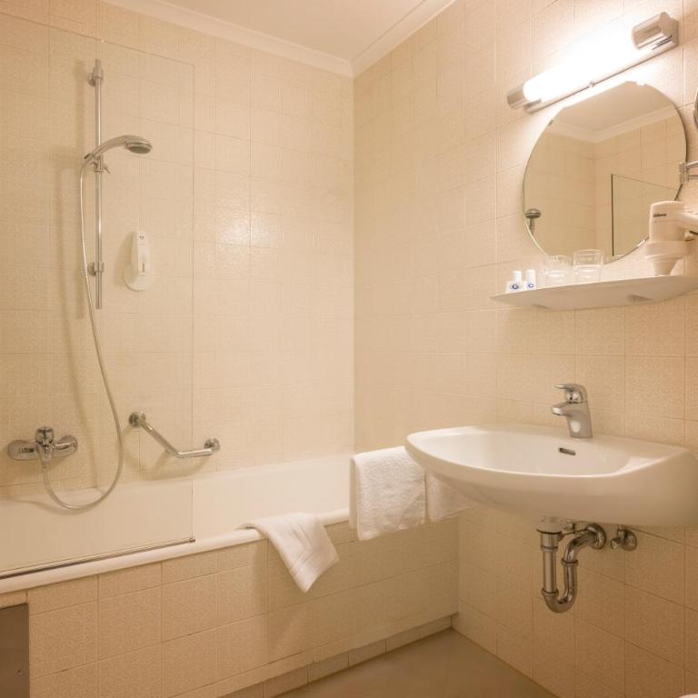 Sporthotel Austria - Doppelzimmer mit Balkon - 4