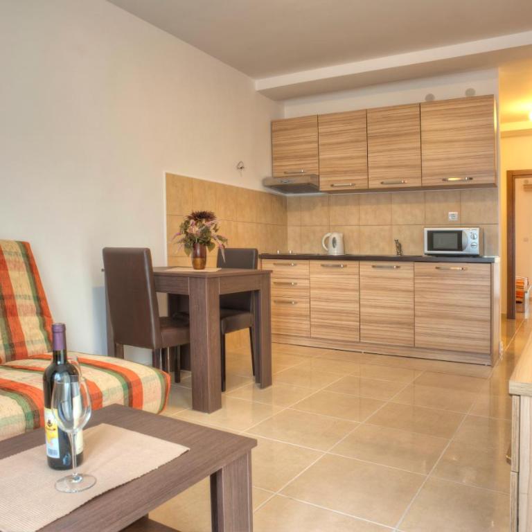 Guest House Maslina - Family Two-Bedroom Suite - 8
