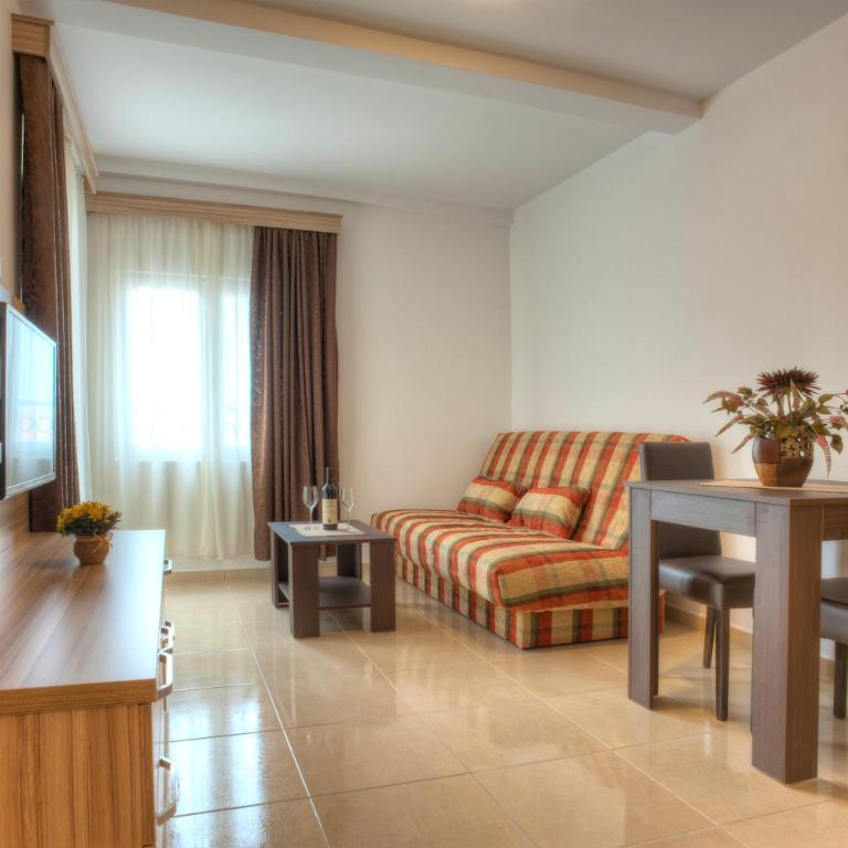 Guest House Maslina - Family Two-Bedroom Suite - 9