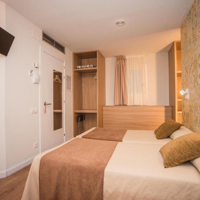 Hostal Marenostrum - Triple Room - 13