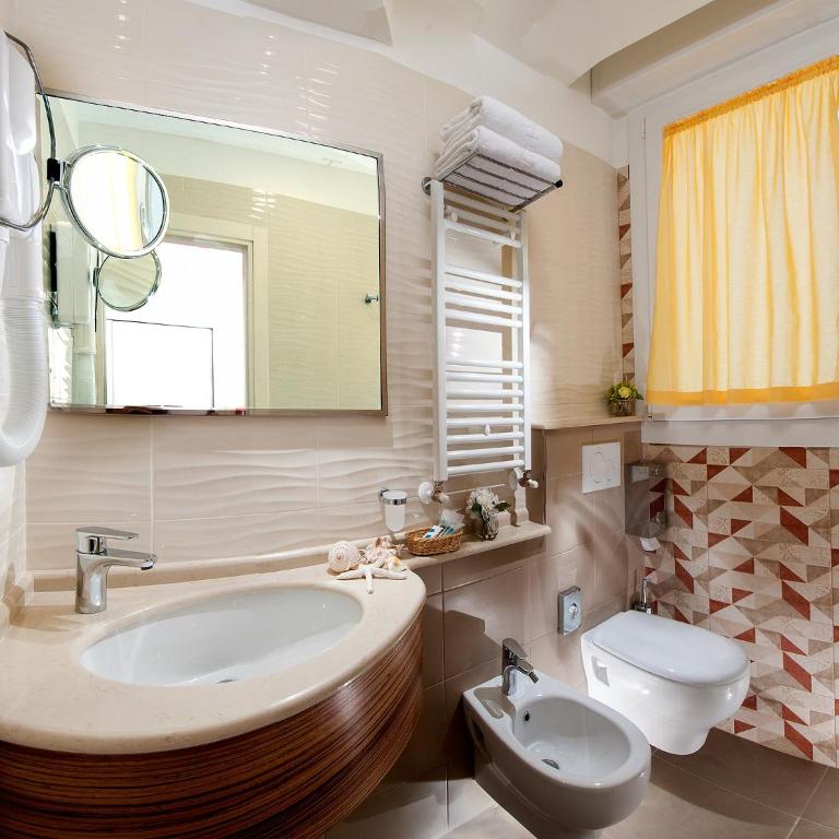Hotel Ariane - BEACHFRONT, XXL Breakfast & Sea View - Camera Matrimoniale Deluxe con Balcone e Vista Mare - 6
