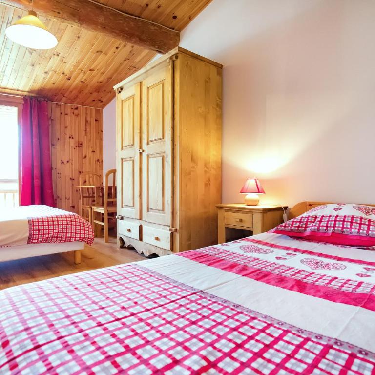 La Roche du Croue - Dreibettzimmer mit Bergblick und Doppelbett - 3