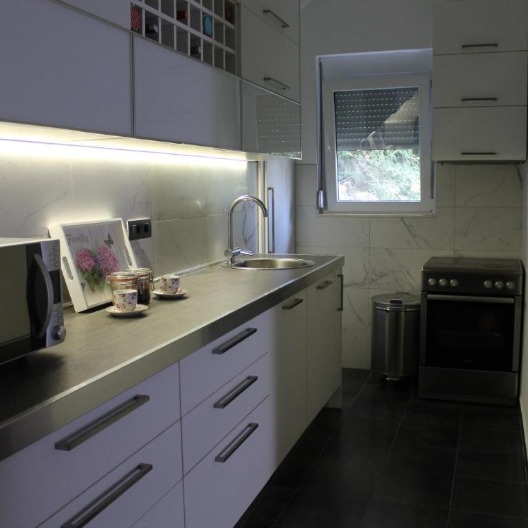 Apartmani Capri - Apartment with Sea View - 2