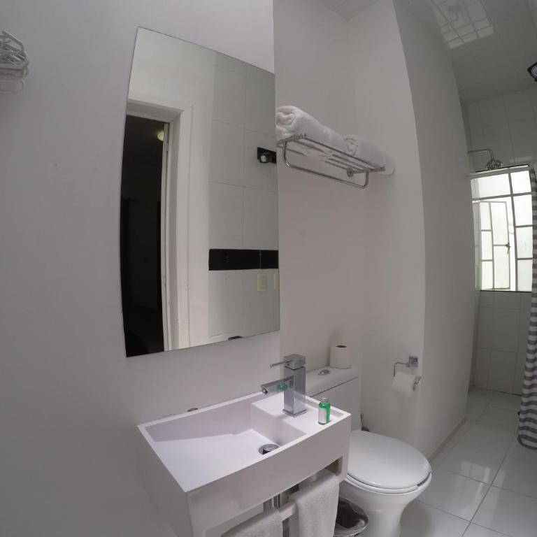 Distrito Condesa Rooms and Studios - Habitación Doble con baño privado - 1 o 2 camas - 3