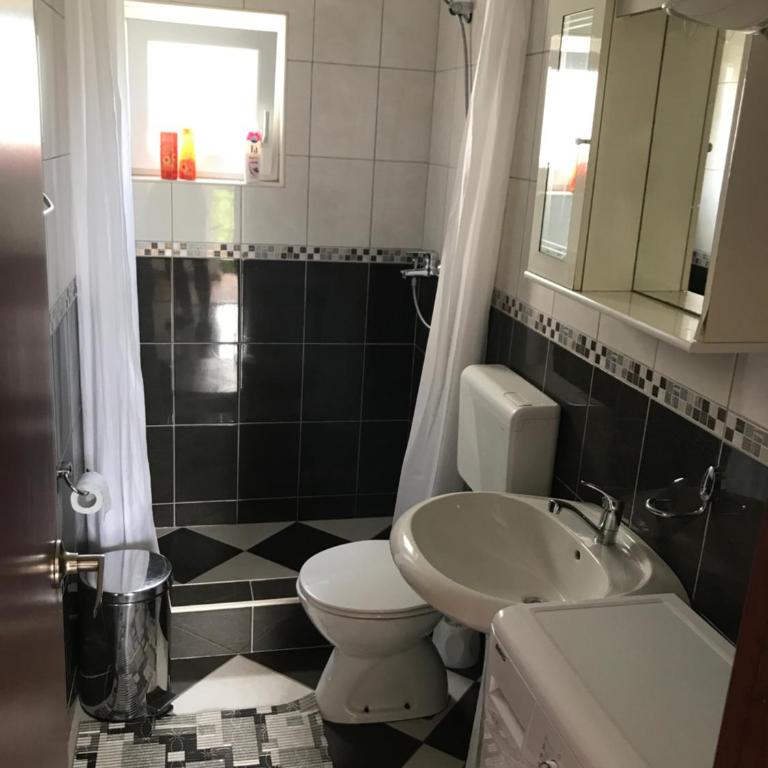 Apartments Pavićević - Two-Bedroom Apartment with Balcony and Sea View - 10