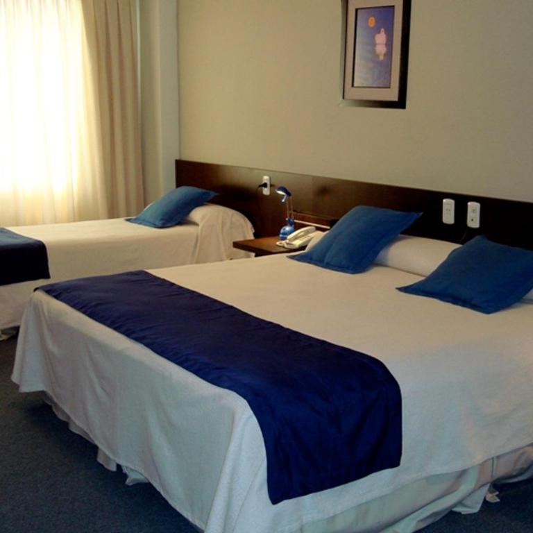 Hotel Cuatro Plazas - Superior Triple Room - 7