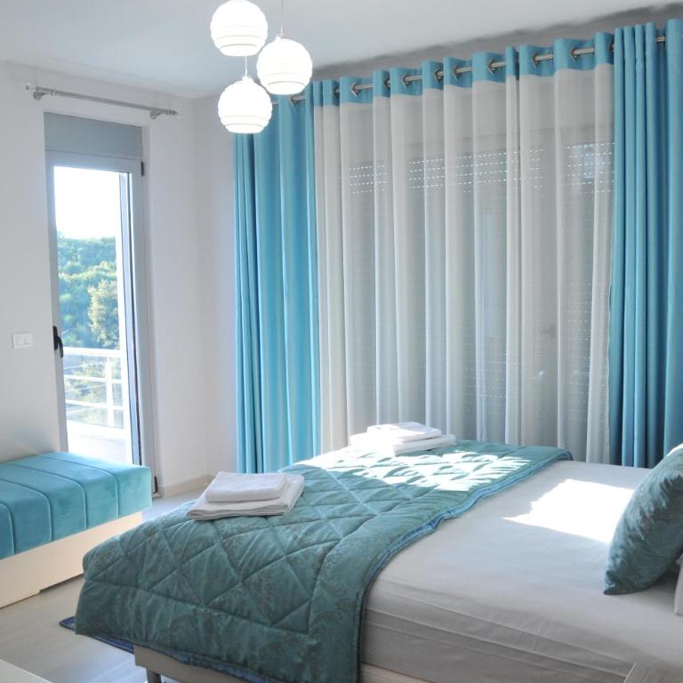 Ambassador & Ambassador Lux Apartments - Apartment with Balcony - 10