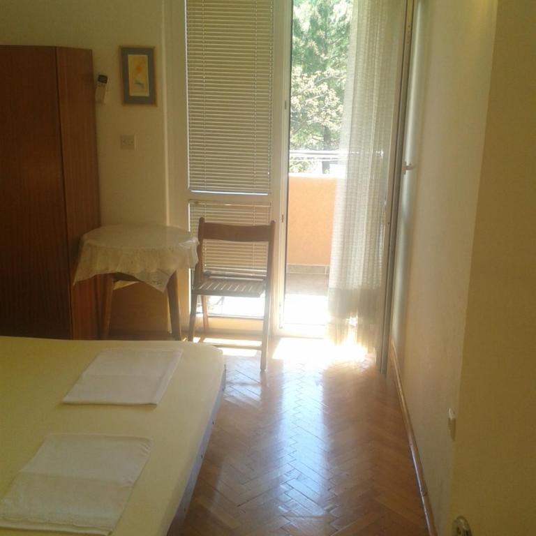 Guesthouse Lautasevic - Economy Triple Room with Shared Bathroom - 4