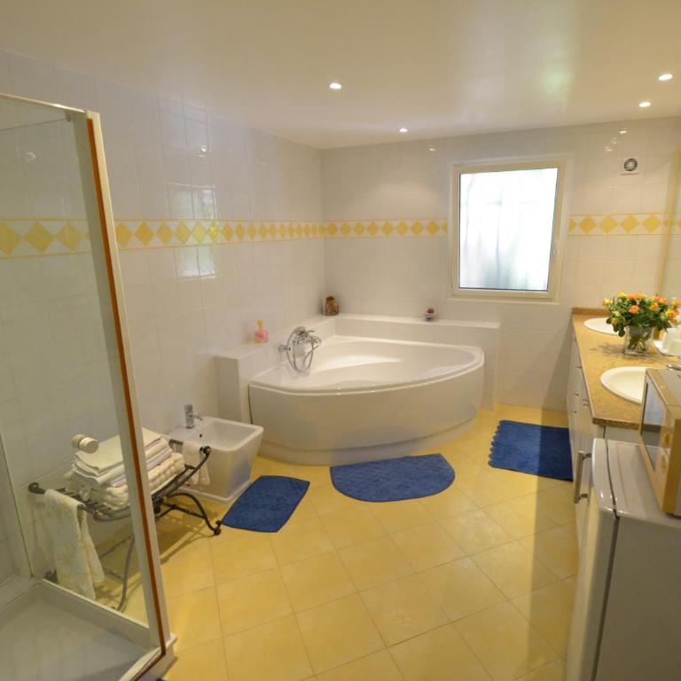 Au vallon rouge (Suite double) - Chambre Double ou Lits Jumeaux Standard - Vue sur Jardin - 10