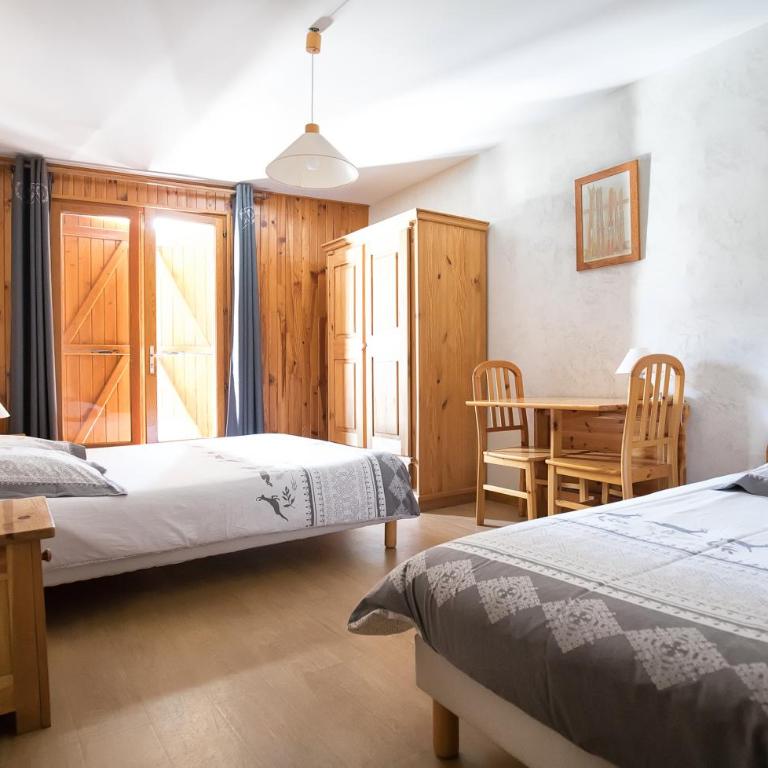 La Roche du Croue - Dreibettzimmer mit Bergblick und Doppelbett - 1