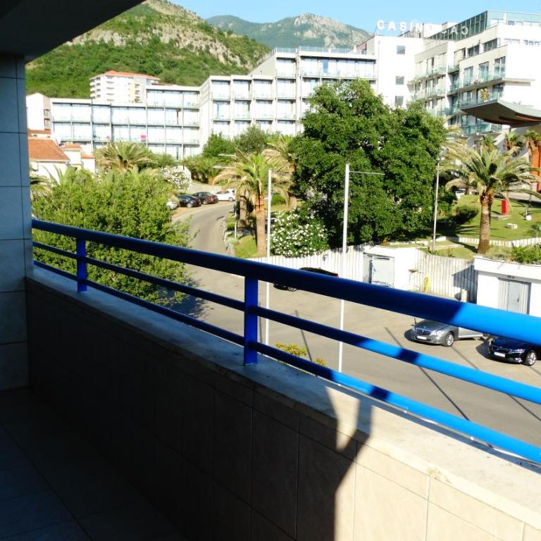 Blue Palace Guest House - Comfort One-Bedroom Apartment with Balcony - 2
