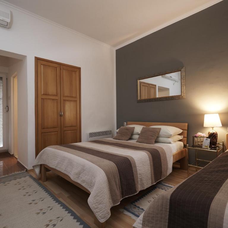 Pansion Rose - Quadruple Room with Balcony - 5