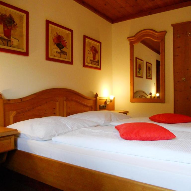 Pension Zeitlos - Doppelzimmer mit Zustellbett - 5
