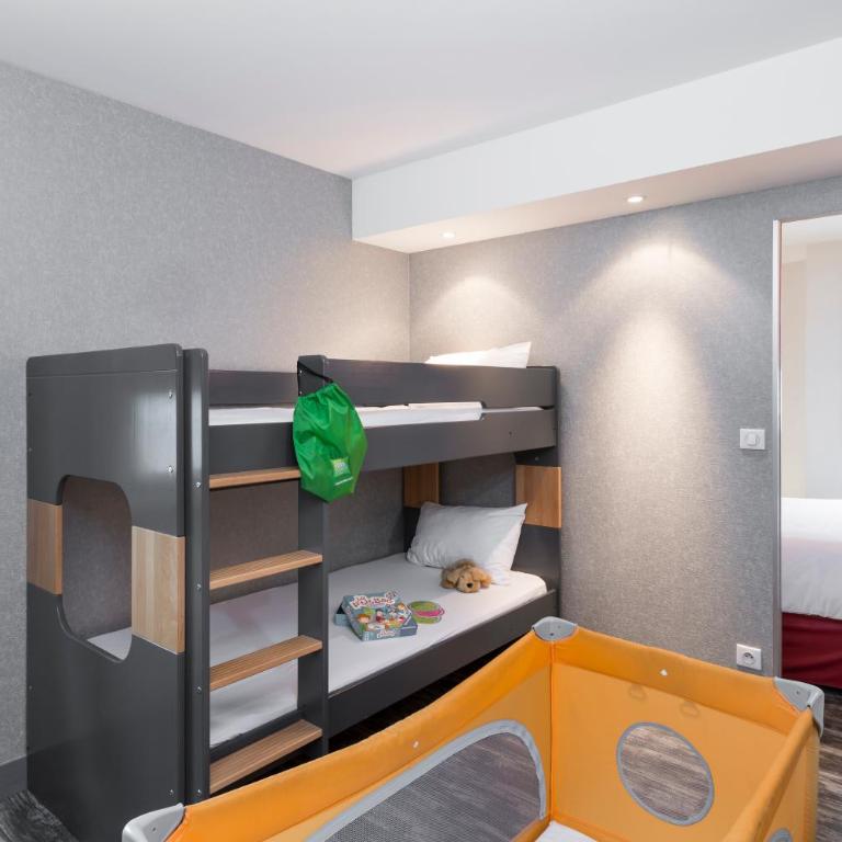 ibis Styles Blois Centre Gare - Suite Standard avec 1 Lit Double et 2 Lits Simples - 1