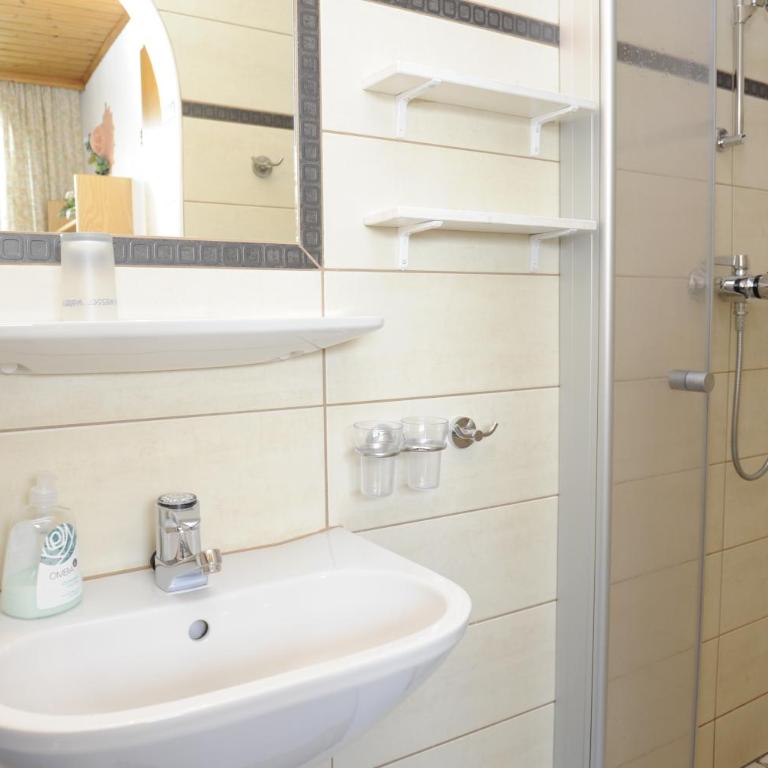 Haus Dorfer - Familienzimmer mit Balkon (2 Erwachsene + 2 Kinder) - 3