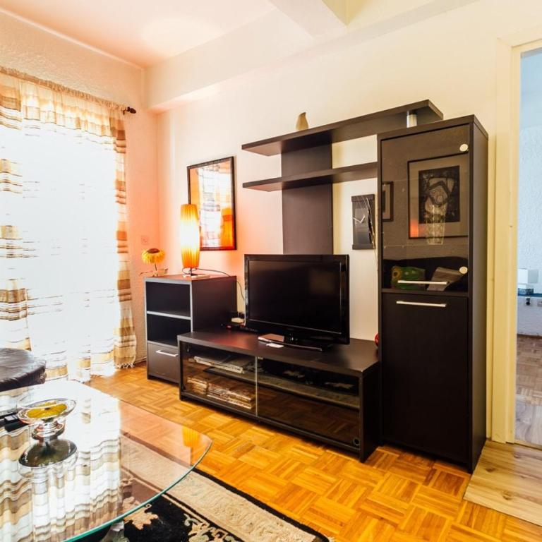 Donna Dervis - Three-Bedroom Apartment - 17