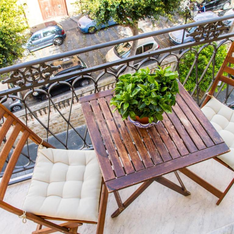 B&B Cortile Umberto I - Camera Matrimoniale Deluxe con Balcone - 2