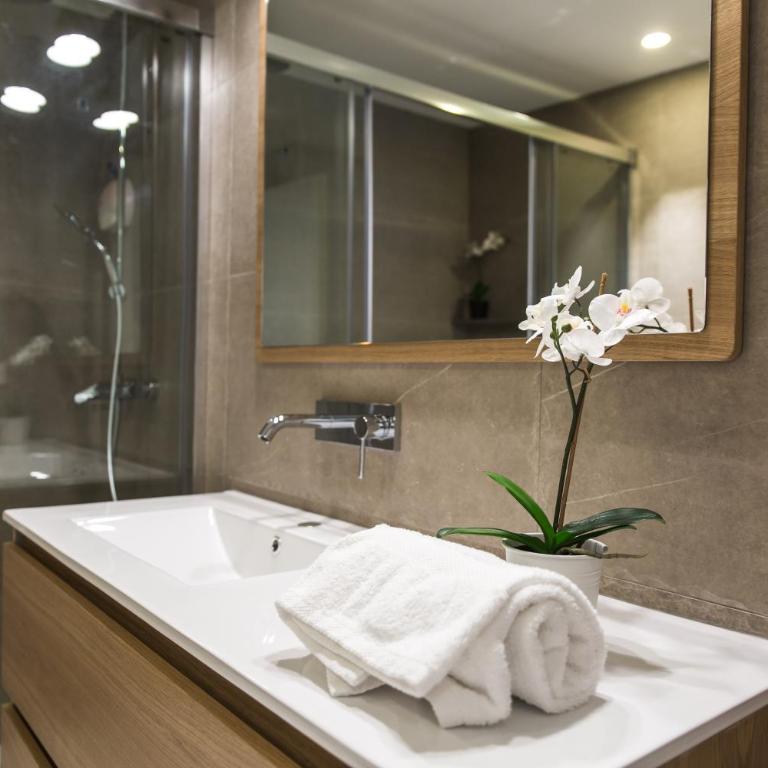 The Lucky Flats - Luceros - Three-Bedroom Apartment - 24